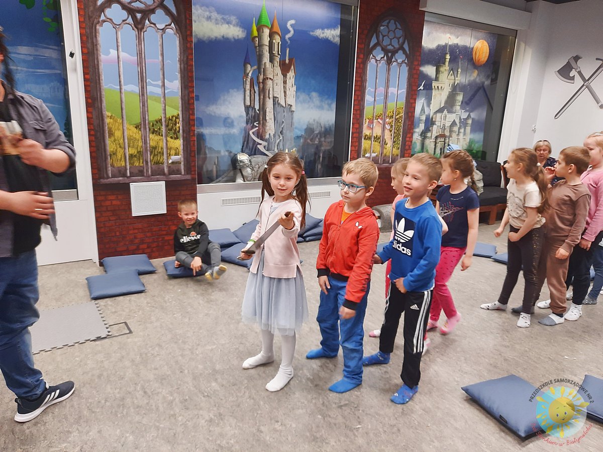 Dziewczynka trzyma miecz - Przedszkole Samorządowe Nr 2 Pod Słonkiem w Białymstoku