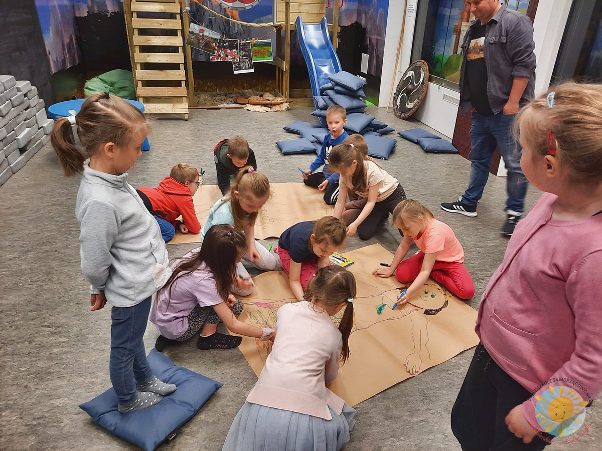 Dzieci kolorują odrysowany kształt  - Przedszkole Samorządowe Nr 2 Pod Słonkiem w Białymstoku