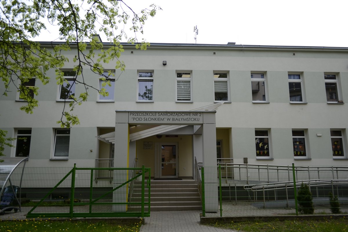 Front jasnego budynku - Przedszkole Samorządowe Nr 2 Pod Słonkiem w Białymstoku