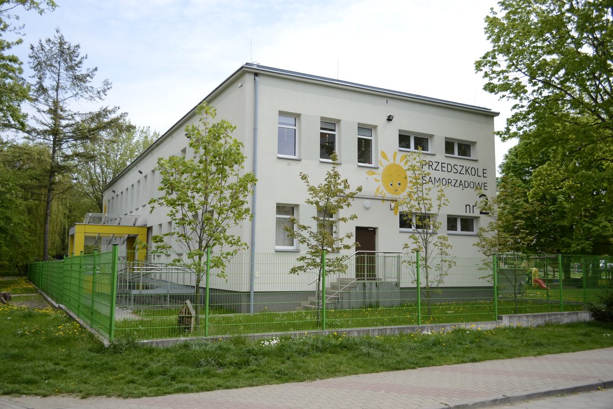 Ściana szczytu budynku przedszkolnego z namalowanym słońcem na murze - Przedszkole Samorządowe Nr 2 Pod Słonkiem w Białymstoku