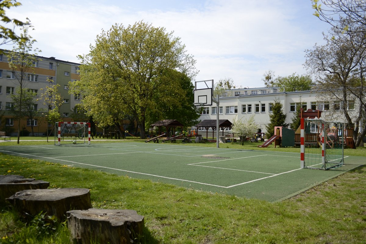 Boisko do gry z bramkami i koszem - Przedszkole Samorządowe Nr 2 Pod Słonkiem w Białymstoku