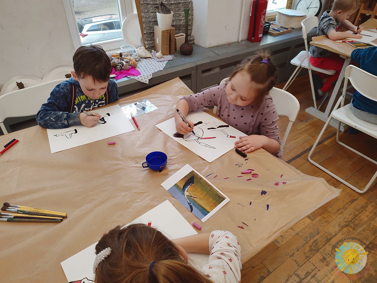 Dzieci siedzą przy stole i malują na kartkach papieru - Przedszkole Samorządowe Nr 2 Pod Słonkiem