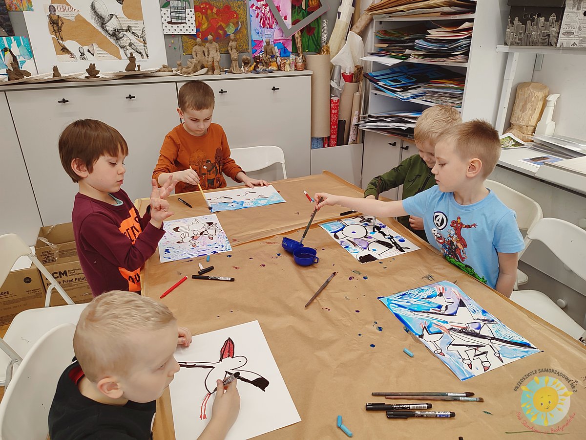 Dzieci siedzą przy stole i malują na kartkach papieru - Przedszkole Samorządowe Nr 2 Pod Słonkiem