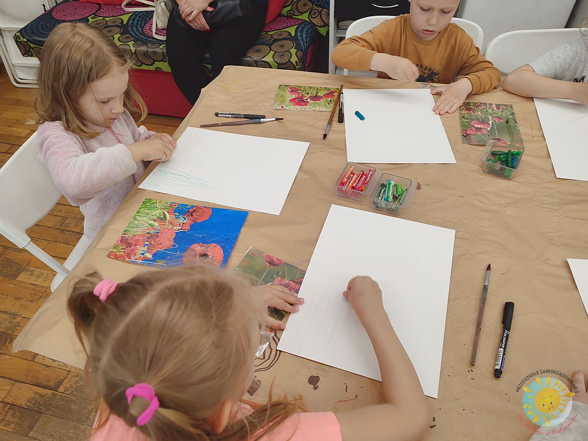 Dzieci siedzą przy stole i rysują - Przedszkole Samorządowe Nr 2 Pod Słonkiem w Białymstoku