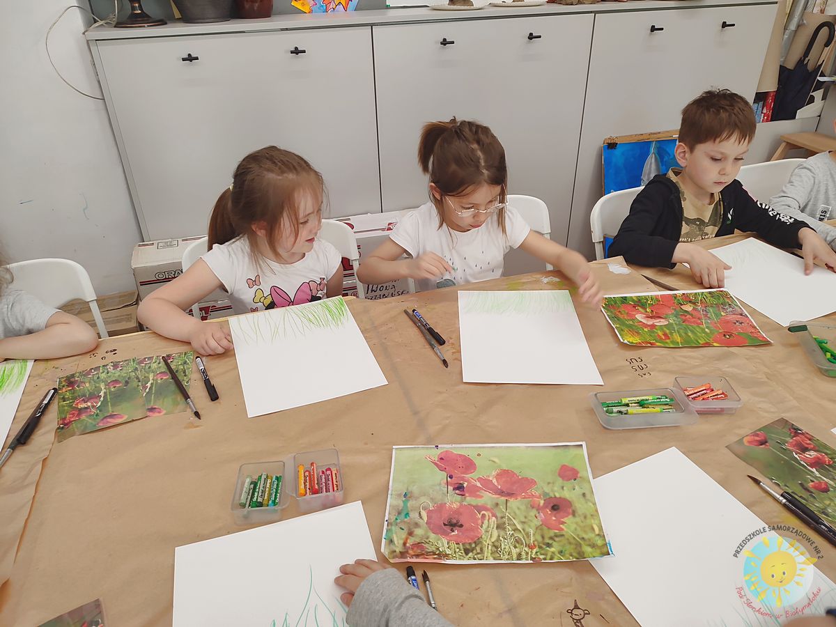 Dzieci z ptrzedszkola rysują przy stole - Przedszkole Samorządowe Nr 2 Pod Słonkiem w Białymstoku