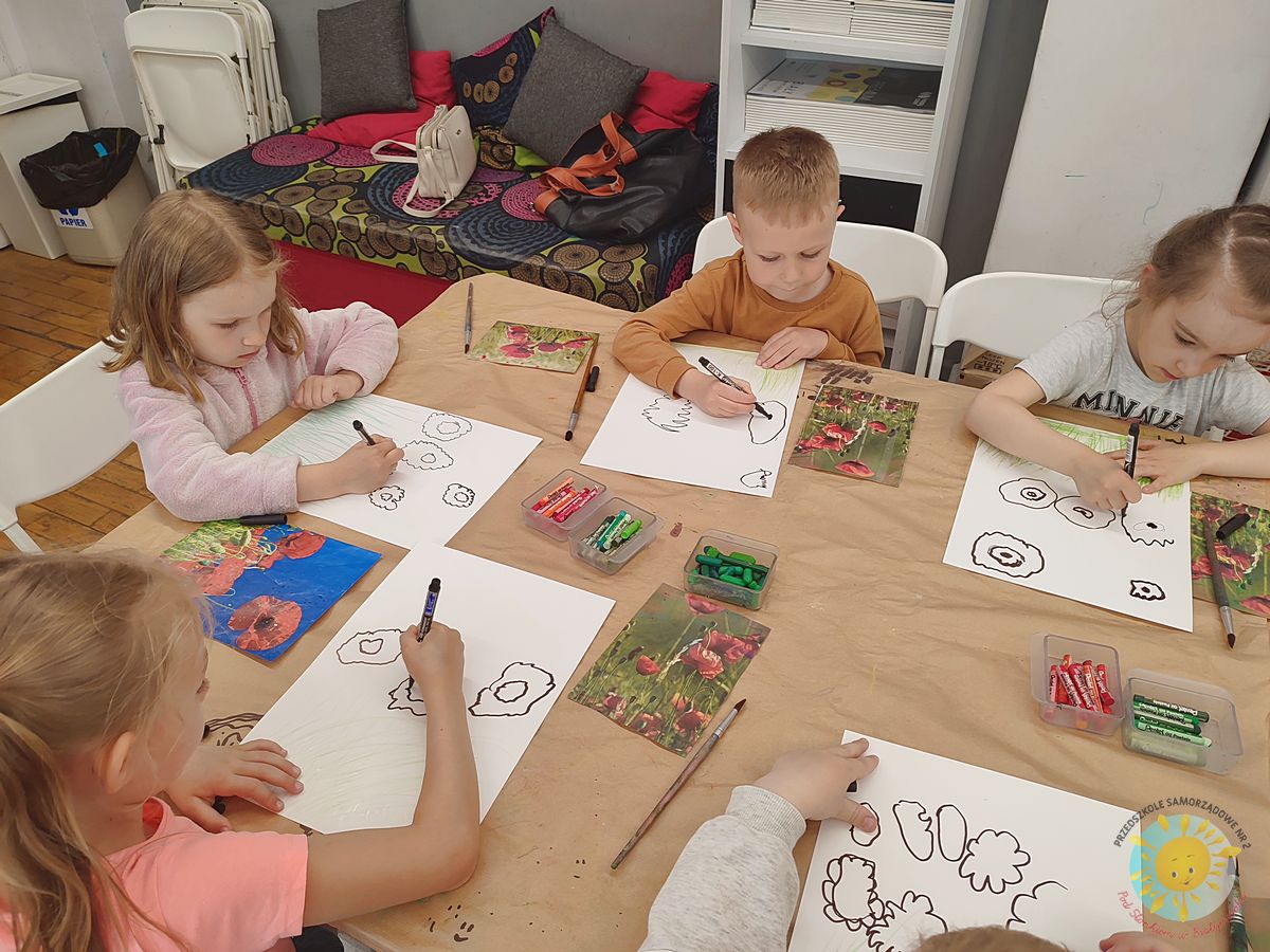 Dzieci rysują przy tole maki - Przedszkole Samorządowe Nr 2 Pod Słonkiem w Białymstoku