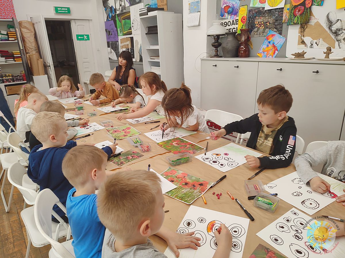 Dzieci z przedszkola rysują maki - Przedszkole Samorządowe Nr 2 Pod Słonkiem w Białymstoku