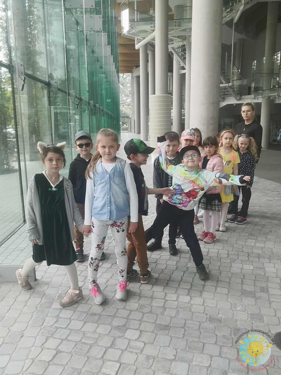 Dzieci pozują do zdjęcia przy przeszkolonych szybach opery - Przedszkole Samorządowe Nr 2 Pod Słonkiem w Białymstoku