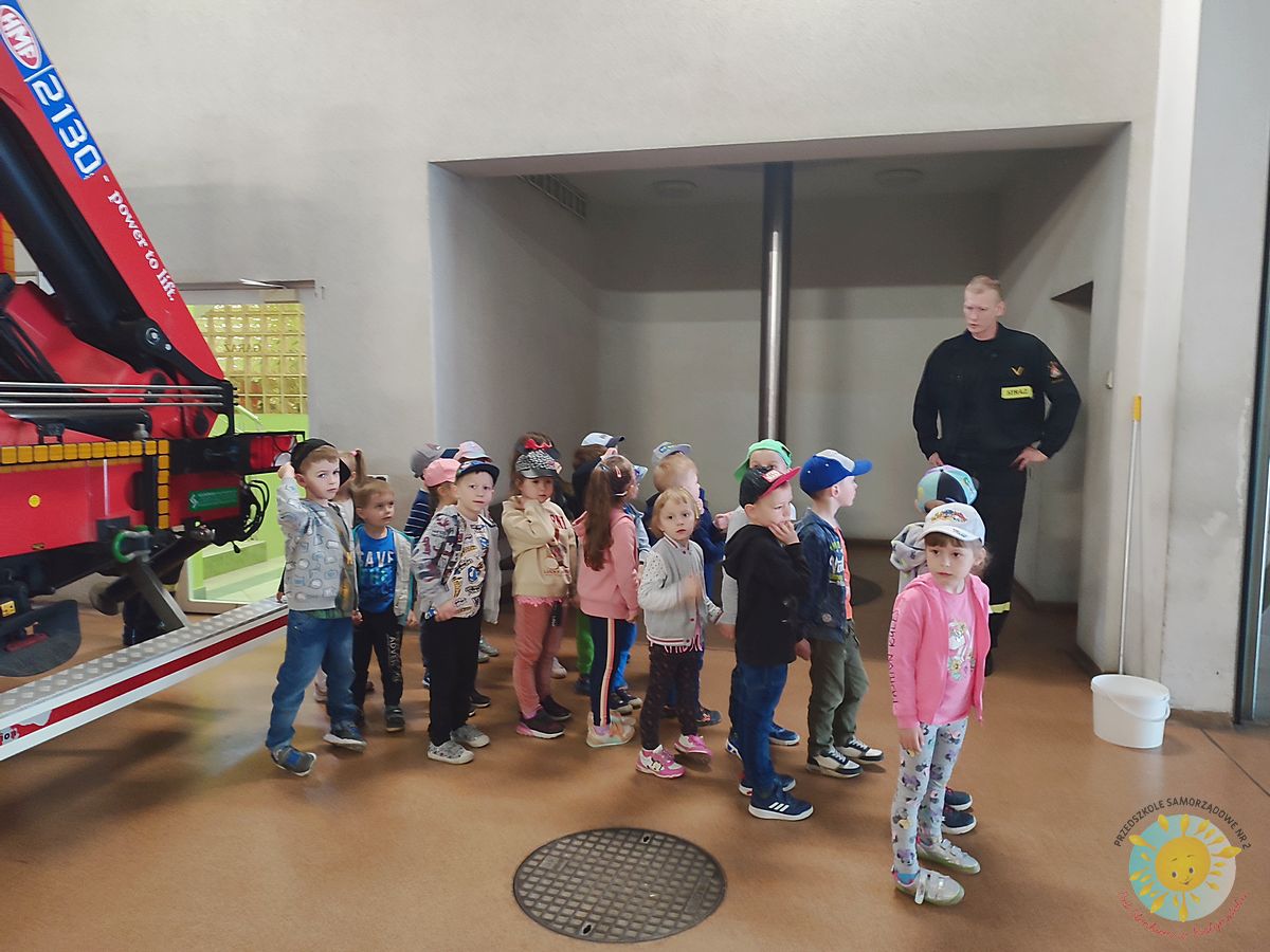 Grupka dzieci zwiedza budynek Straży Pożarnej  - Przedszkole Samorządowe Nr 2 Pod Słonkiem w Białymstoku