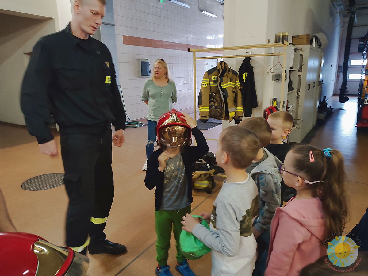 Dziecko z założonym kaskiem strażaka - Przedszkole Samorządowe Nr 2 Pod Słonkiem w Białymstoku