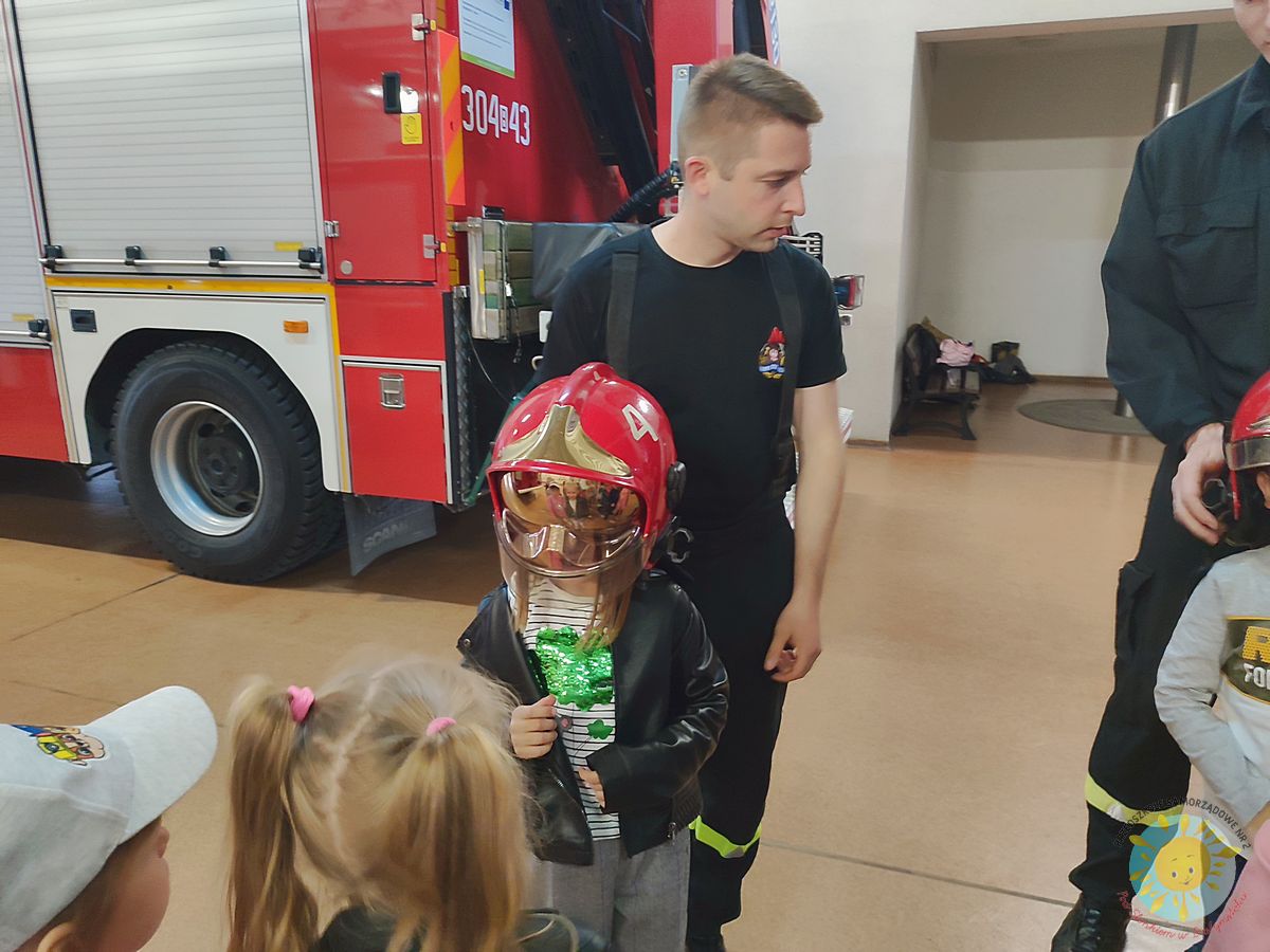 Dziecko z kaskiem strażaka - Przedszkole Samorządowe Nr 2 Pod Słonkiem w Białymstoku