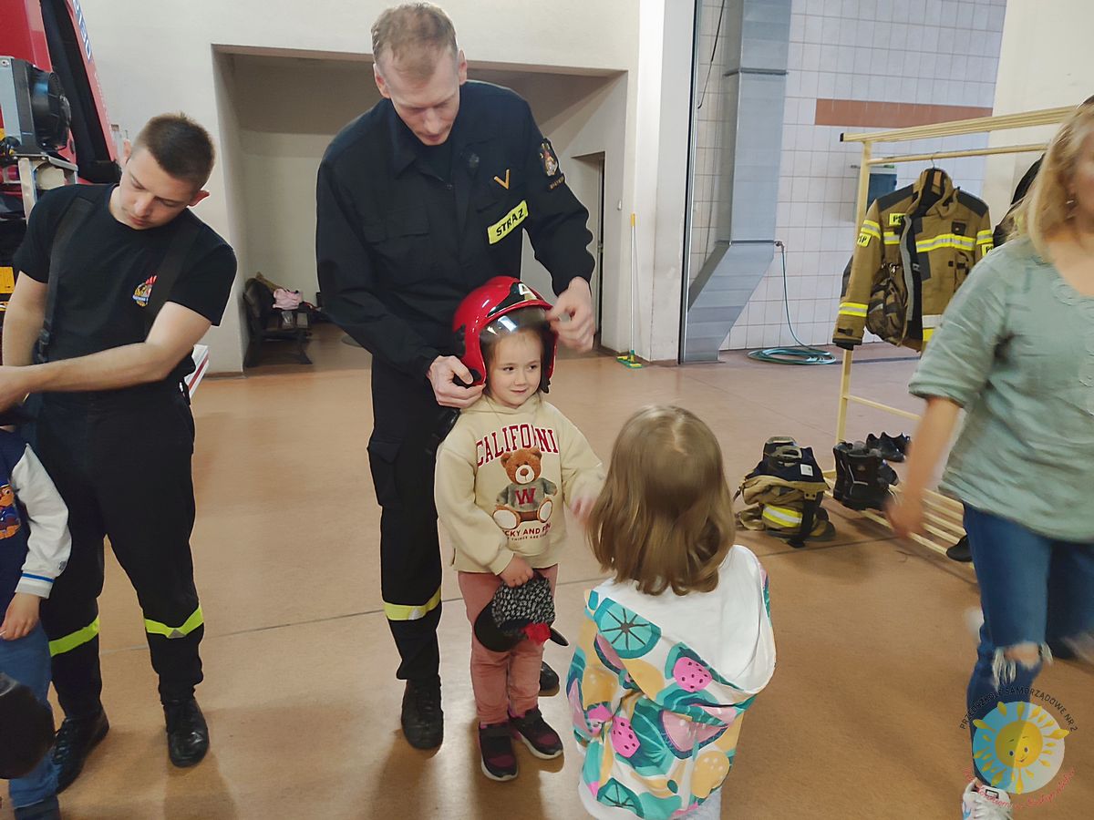 Przymierzanie dziecku kask strażaka - Przedszkole Samorządowe Nr 2 Pod Słonkiem w Białymstoku