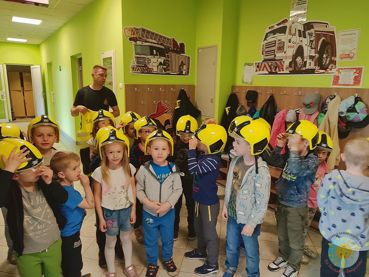 Grupka dzieci w żółtych kaskach - Przedszkole Samorządowe Nr 2 Pod Słonkiem w Białymstoku