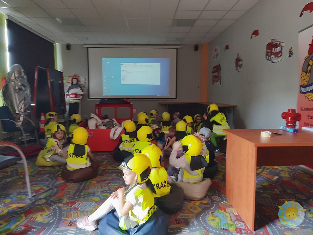 Dzieci oglądają film - Przedszkole Samorządowe Nr 2 Pod Słonkiem w Białymstoku