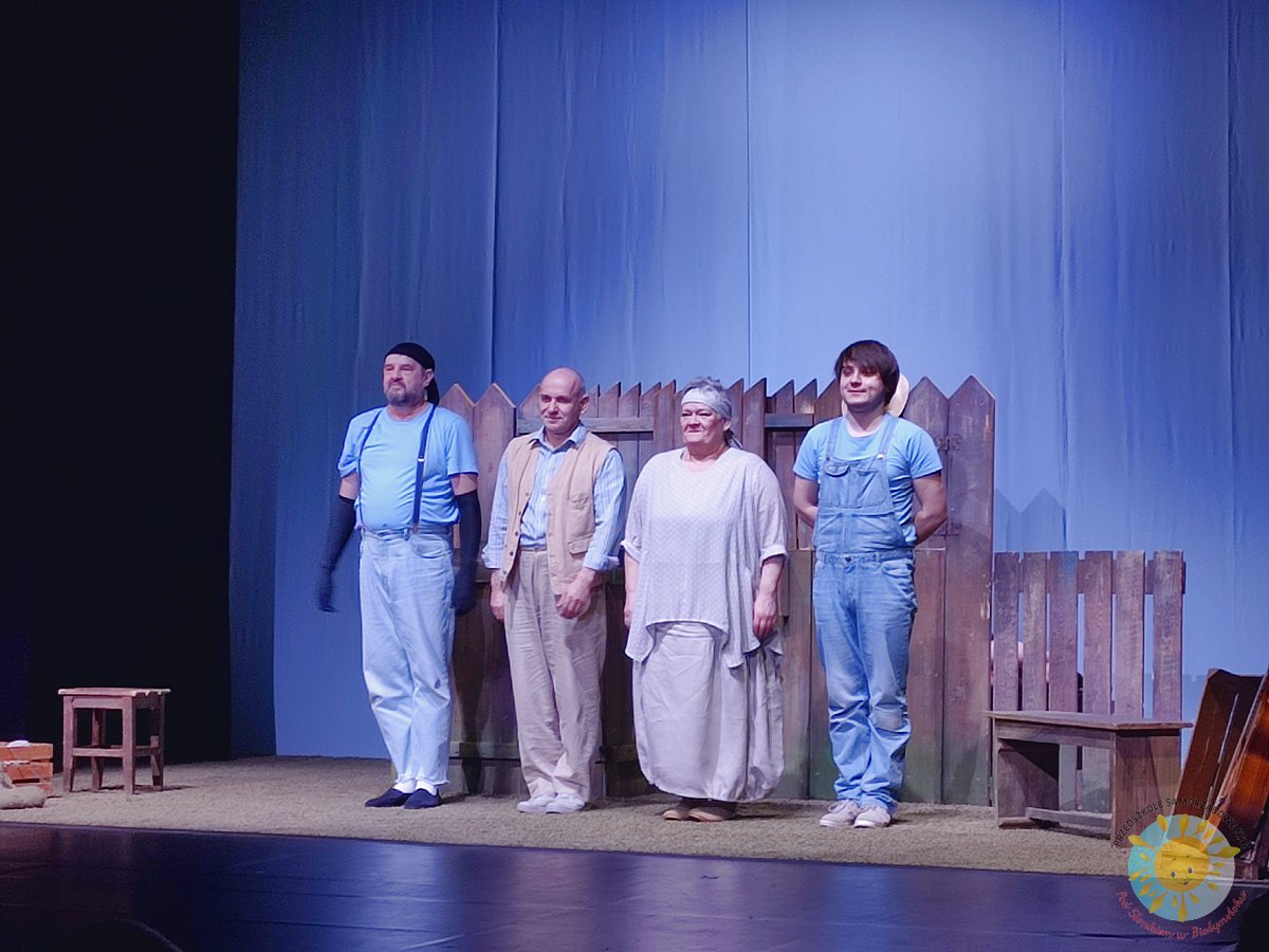 Cztery osoby stoją na scenie w teatrze - Przedszkole Samorządowe Nr 2 Pod Słonkiem
