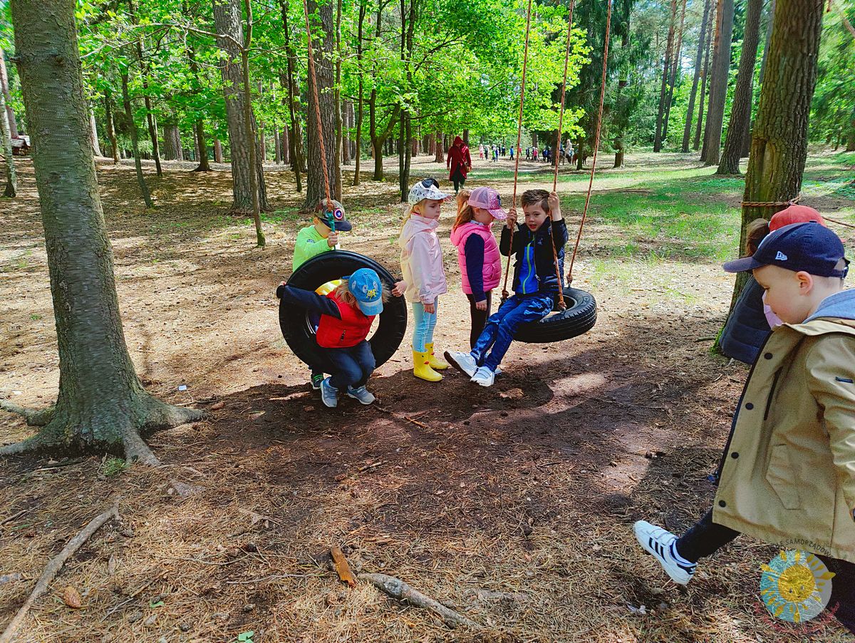 Dzieci bujają się na obonie zawieszonej do drzewa - Przedszkole Samorządowe Nr 2 Pod Słonkiem w Białymstoku