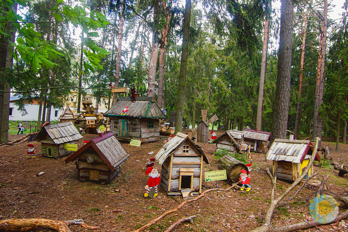 Domki zbudowane z drewna i małe krasnoludki - Przedszkole Samorządowe Nr 2 Pod Słonkiem w Białymstoku