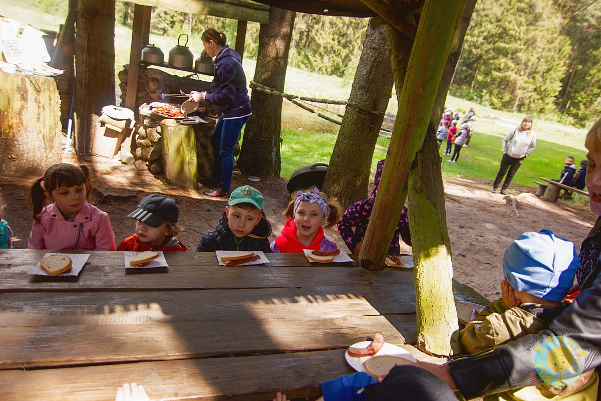 Dzieci jedzą kiełbaski - Przedszkole Samorządowe Nr 2 Pod Słonkiem w Białymstoku
