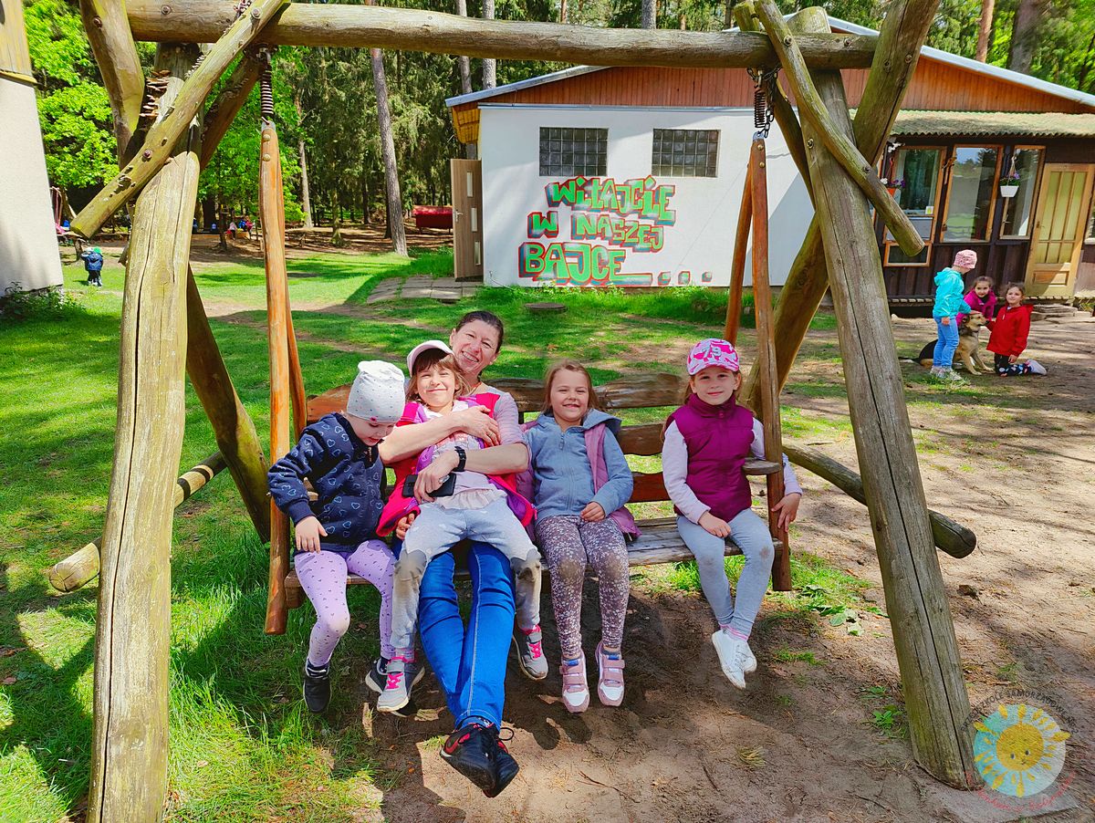 Dzieci oraz pani huśta się na huśtawce - Przedszkole Samorządowe Nr 2 Pod Słonkiem w Białymstoku