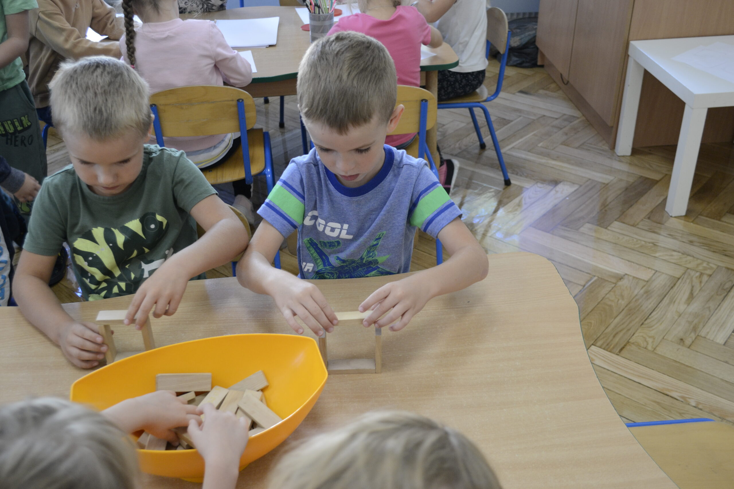 Dzieci siedzą przy stole i wykonują prace - Przedszkole Samorządowe Nr 2 Pod Słonkiem w Białymstoku
