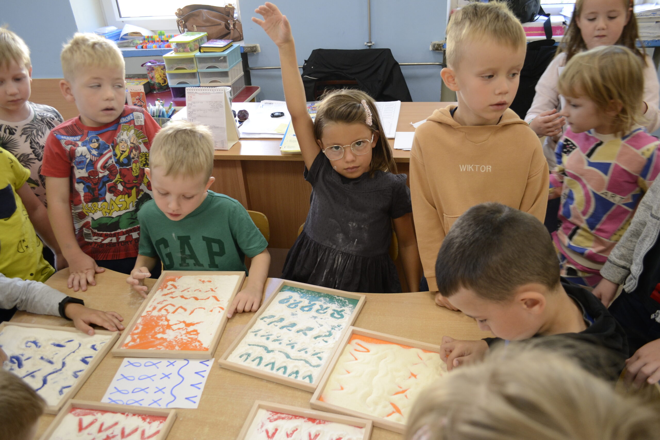 Dzieci siedzą przy stole i wykonują prace - Przedszkole Samorządowe Nr 2 Pod Słonkiem w Białymstoku