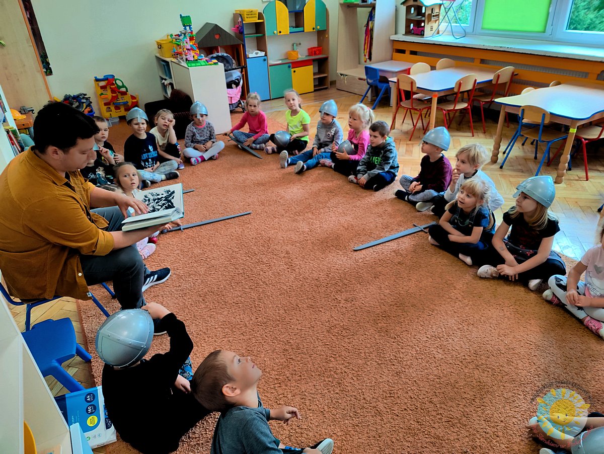 Dzieci siedzą na dywanie - Przedszkole Samorządowe Nr 2 Pod Słonkiem w Białymstoku