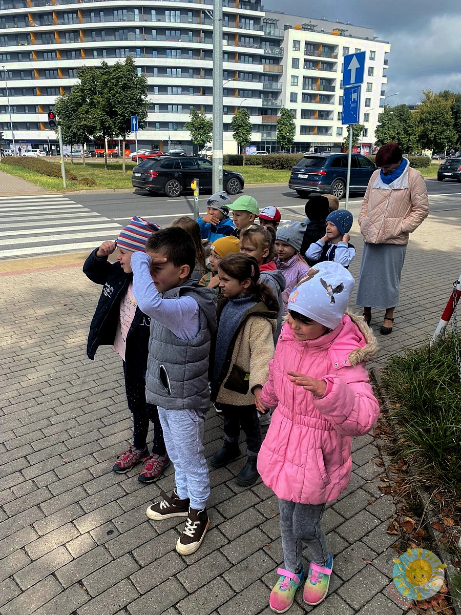 Grupka dzieci stoi przed skrzyżowaniem - Przedszkole Samorządowe Nr 2 Pod Słonkiem w Białymstoku