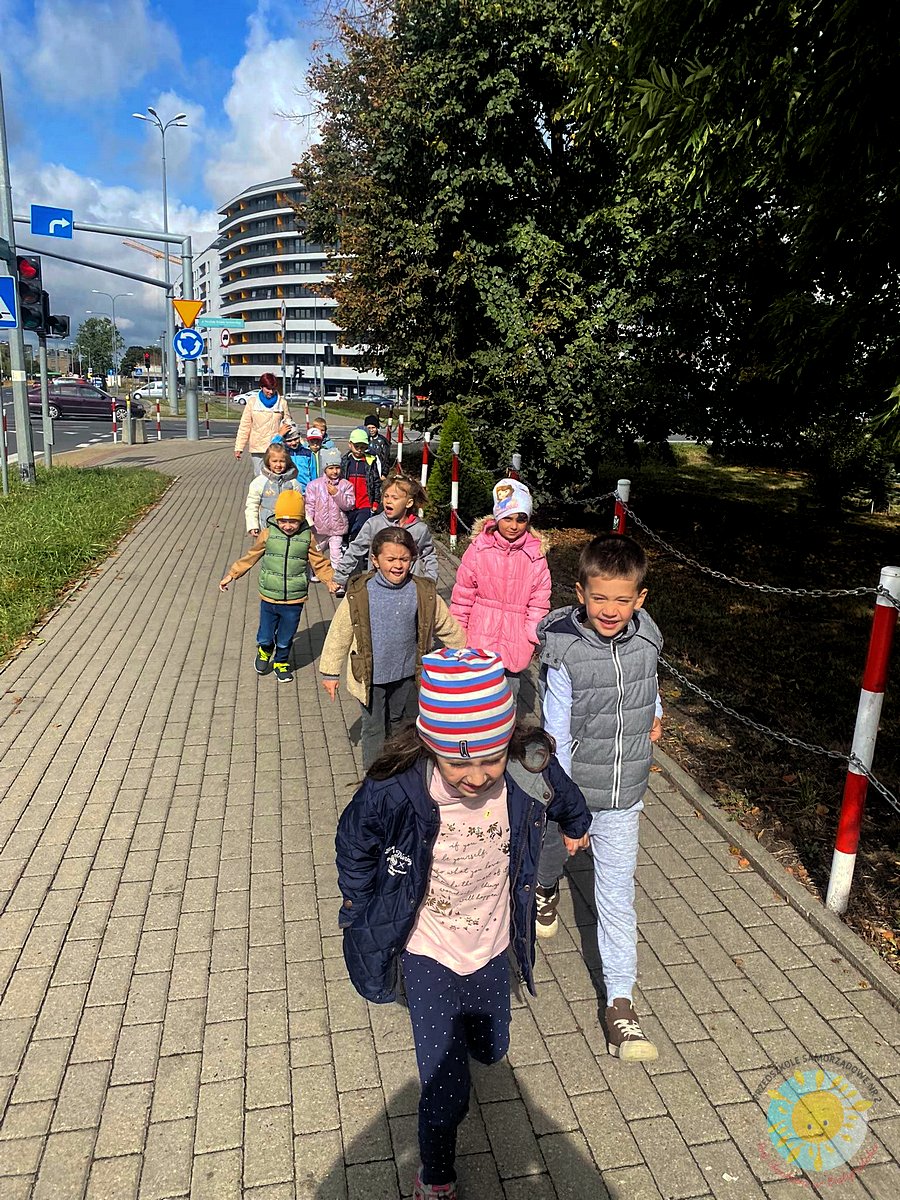 Grupka dzieci idzie chodnikiem - Przedszkole Samorządowe Nr 2 Pod Słonkiem w Białymstoku