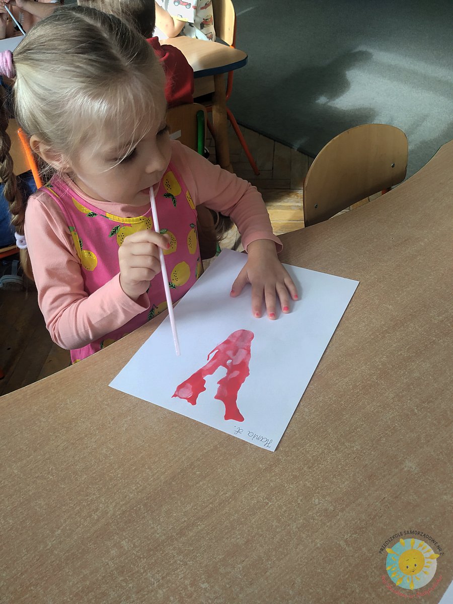 Dzieci malują dmuchają przez słomkę na kartkę z farbą zmieszaną z wodą - Przedszkole Samorządowe Nr 2 Pod Słonkiem w Białymstoku