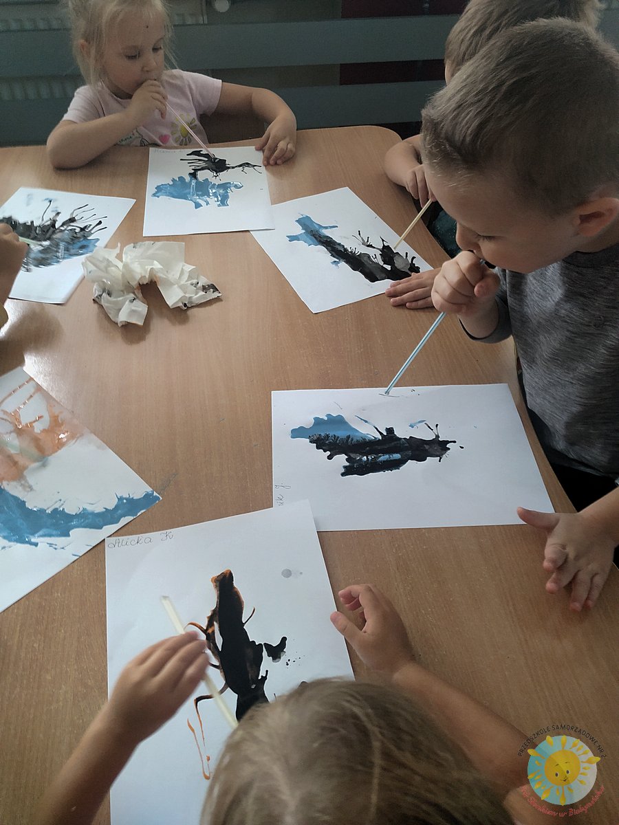 Dzieci malują dmuchają przez słomkę na kartkę z farbą zmieszaną z wodą - Przedszkole Samorządowe Nr 2 Pod Słonkiem w Białymstoku