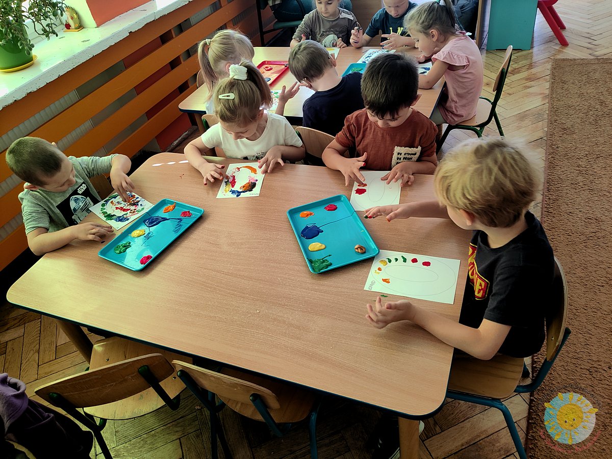 Dzieci pracują przy stole - Przedszkole Samorządowe Nr 2 Pod Słonkiem w Białymstoku