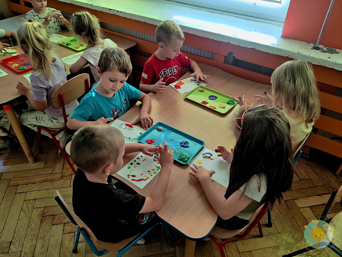 Dzieci pracują przy stole - Przedszkole Samorządowe Nr 2 Pod Słonkiem w Białymstoku