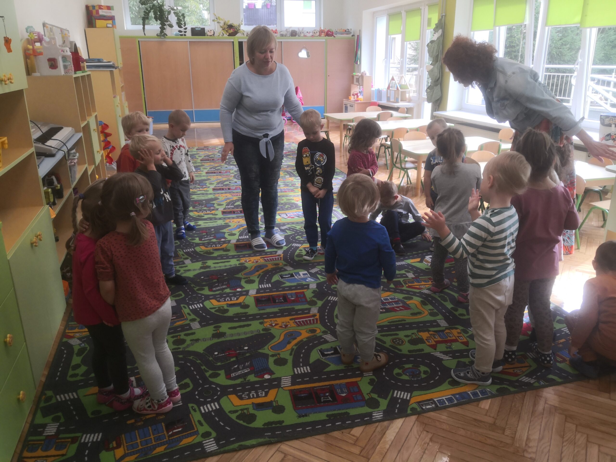 Dzieci bawią się na rytmice - Przedszkole Samorządowe Nr 2 Pod Słonkiem w Białymstoku