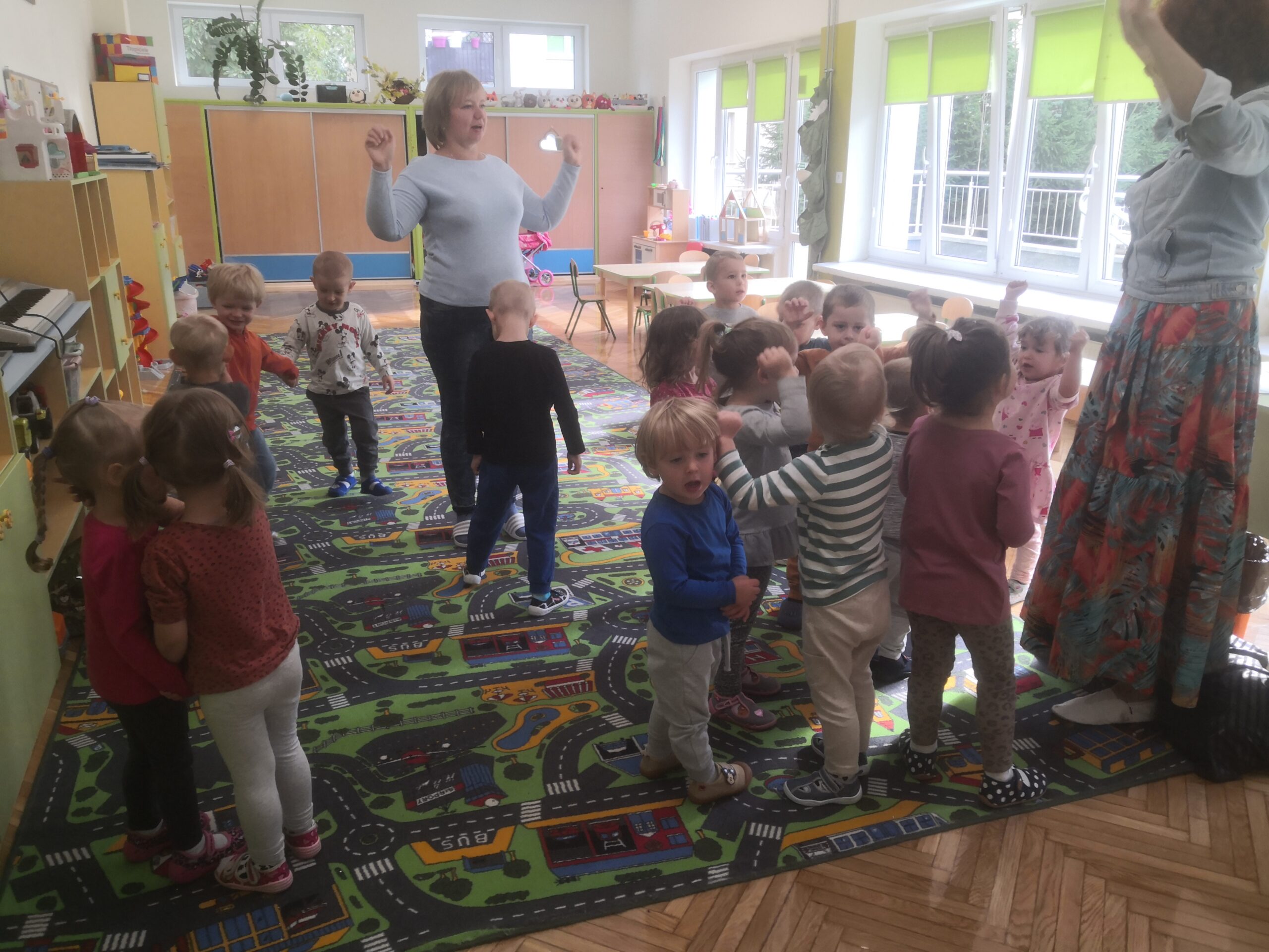 Dzieci bawią się na rytmice - Przedszkole Samorządowe Nr 2 Pod Słonkiem w Białymstoku