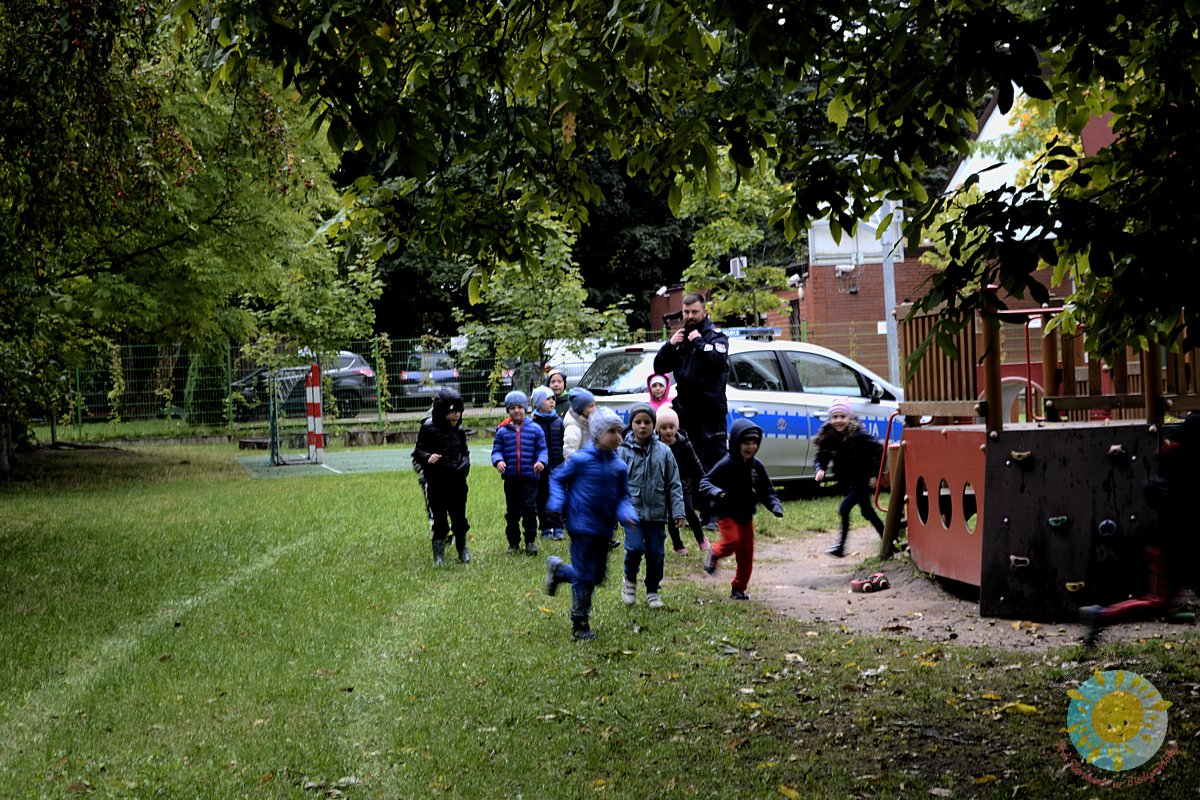 Dzieci biegną w stronę radiowozu - Przedszkole Samorządowe Nr 2 Pod Słonkiem w Białymstoku