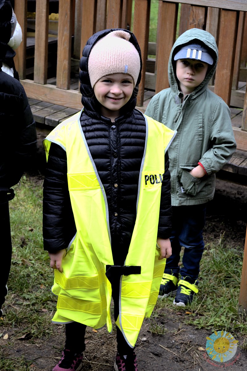 Dziewczynka ubrana w policyjną kamizelkę odblaskową - Przedszkole Samorządowe Nr 2 Pod Słonkiem w Białymstoku