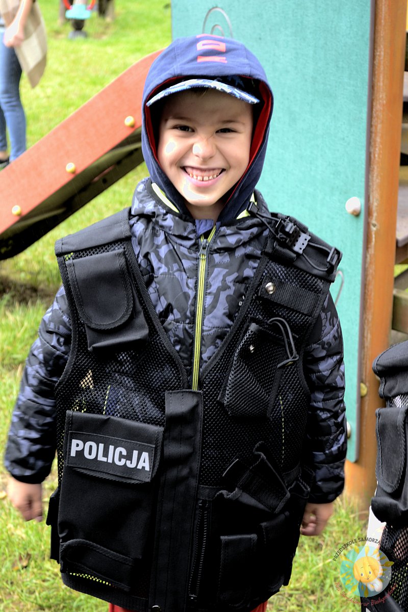 Chłopiec ubrany w kamizelkę policyjną - Przedszkole Samorządowe Nr 2 Pod Słonkiem w Białymstoku