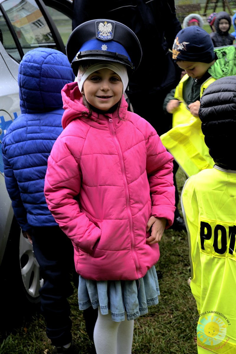 Dziewczyna w czapce policyjnej - Przedszkole Samorządowe Nr 2 Pod Słonkiem w Białymstoku