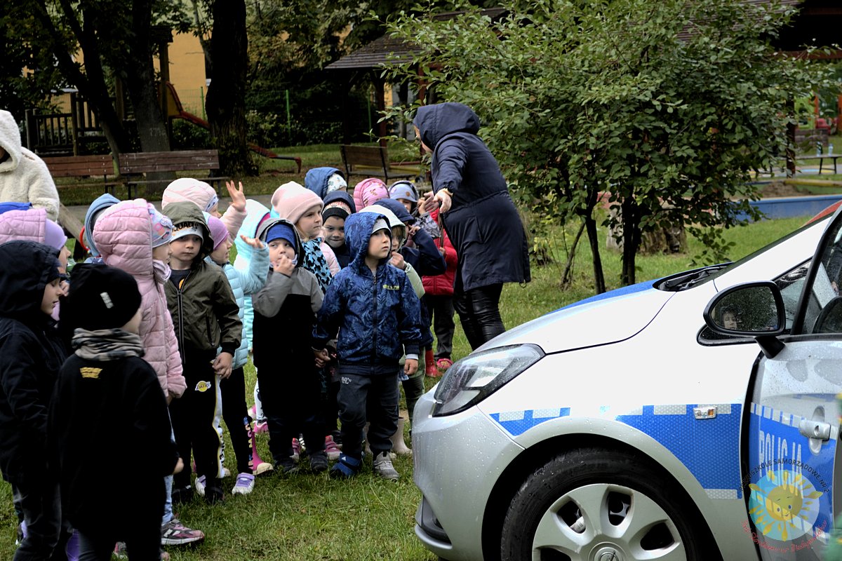Dzieci obserwują radiowóz policyjny - Przedszkole Samorządowe Nr 2 Pod Słonkiem w Białymstoku