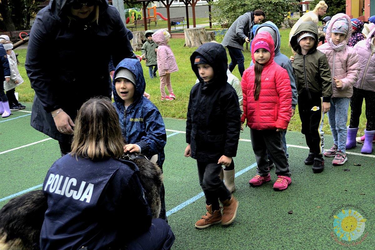 Dzieci  rozmawiają z policjantami - Przedszkole Samorządowe Nr 2 Pod Słonkiem w Białymstoku