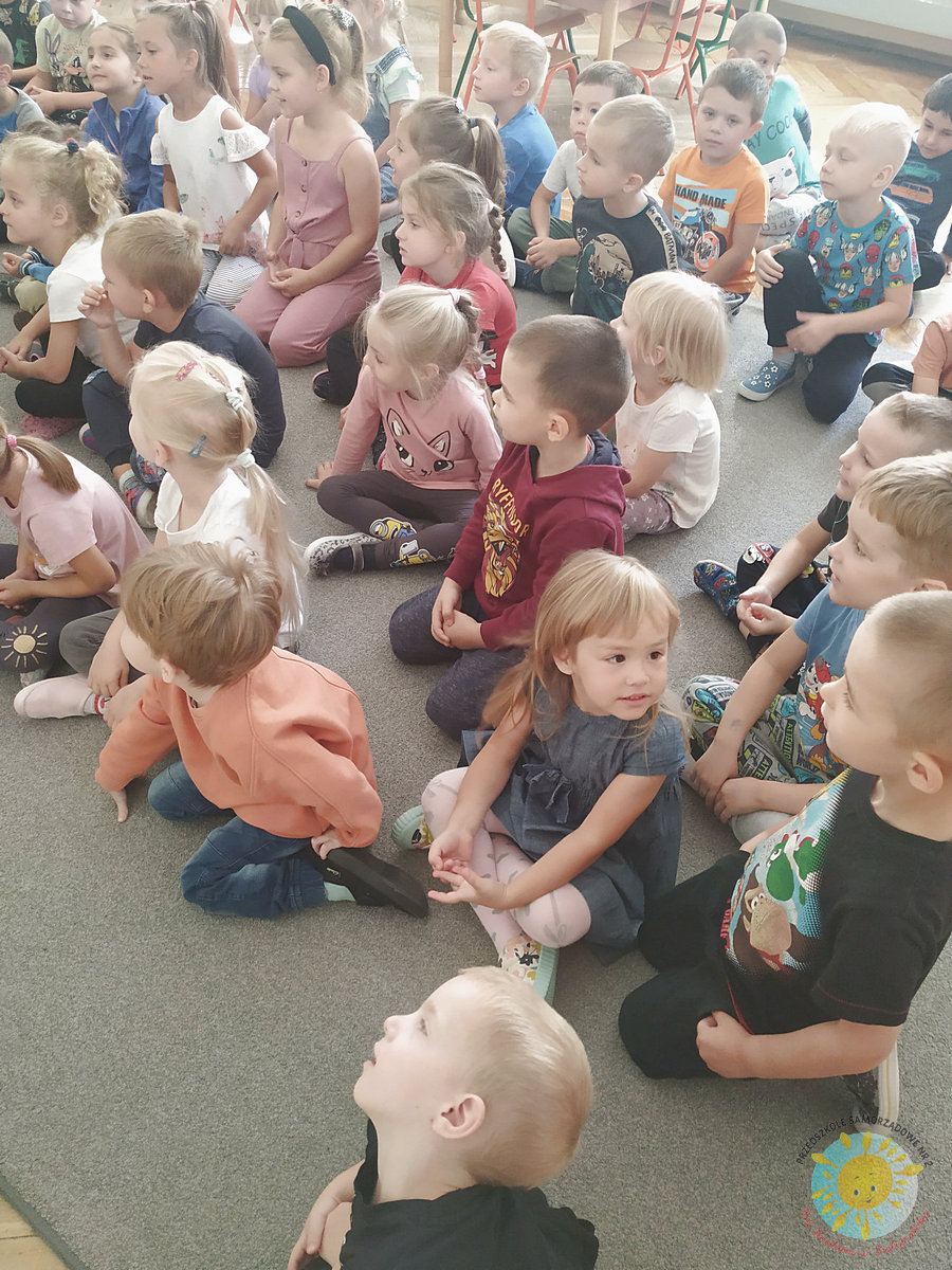 Dzieci siedzą na dywanie - Przedszkole Samorządowe Nr 2 Pod Słonkiem w Białymstoku