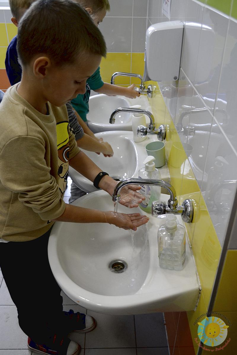 Dzieci myją ręce - Przedszkole Samorządowe Nr 2 Pod Słonkiem w Białymstoku