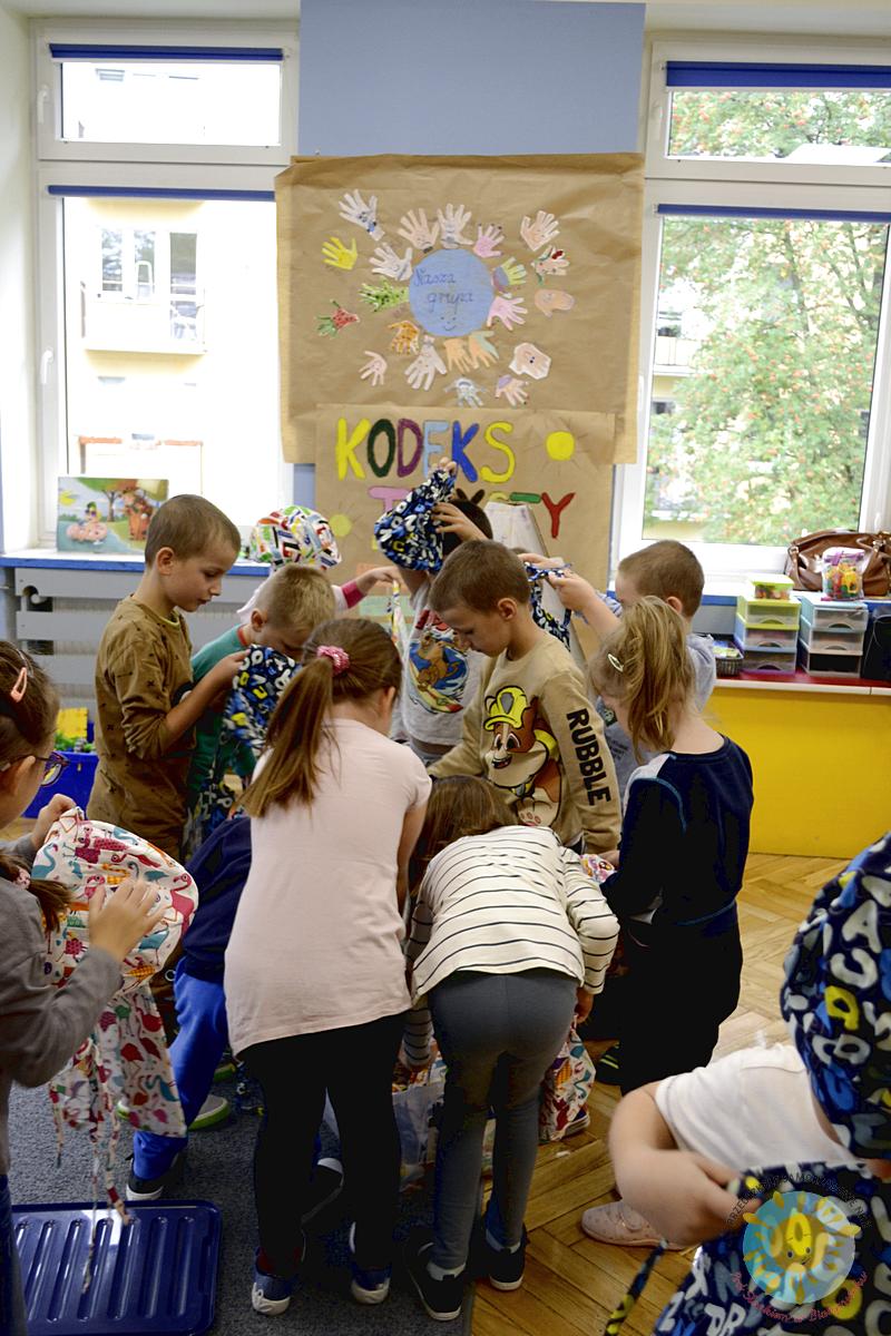 Dzieci ubierają się w fartuchy - Przedszkole Samorządowe Nr 2 Pod Słonkiem w Białymstoku
