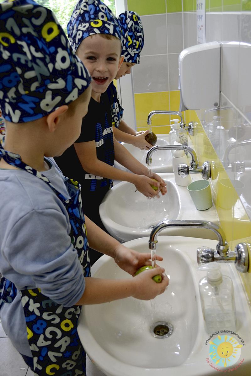 Dzieci myją warzywa i owoce - Przedszkole Samorządowe Nr 2 Pod Słonkiem w Białymstoku