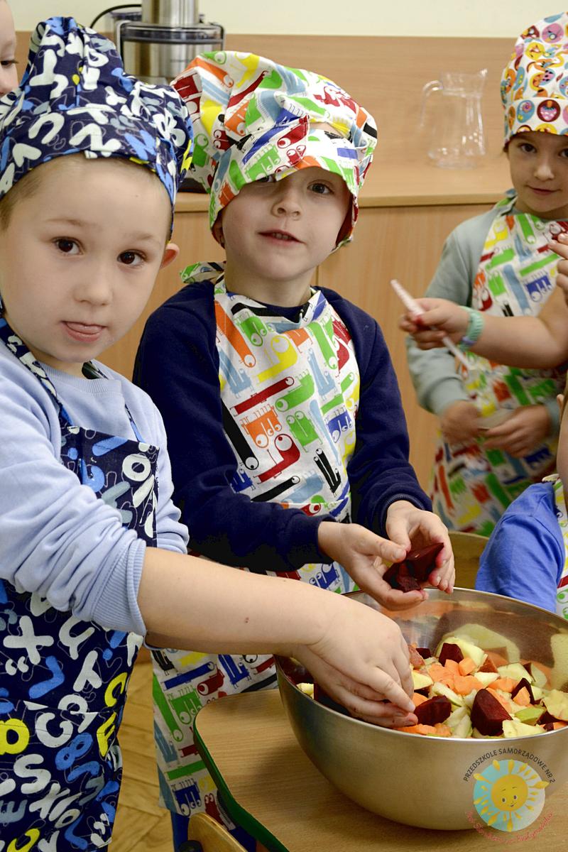 Dzieci kroją warzywa i owoce przy stole - Przedszkole Samorządowe Nr 2 Pod Słonkiem w Białymstoku