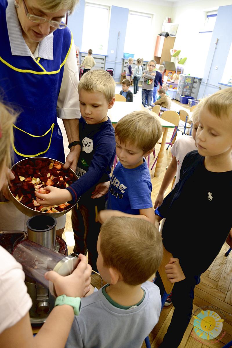 Dzieci wrzucają warzywa i owoce do sokowirówki - Przedszkole Samorządowe Nr 2 Pod Słonkiem w Białymstoku