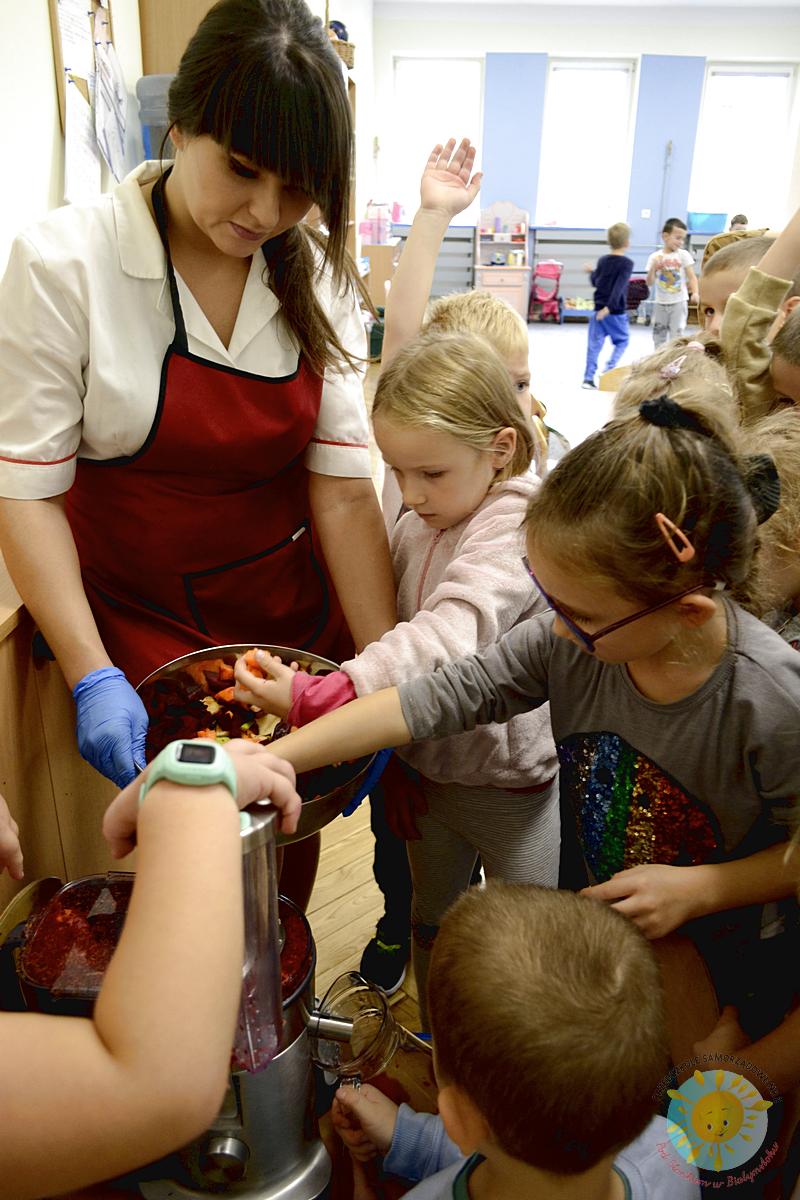 Dzieci wrzucają warzywa i owoce do sokowirówki - Przedszkole Samorządowe Nr 2 Pod Słonkiem w Białymstoku