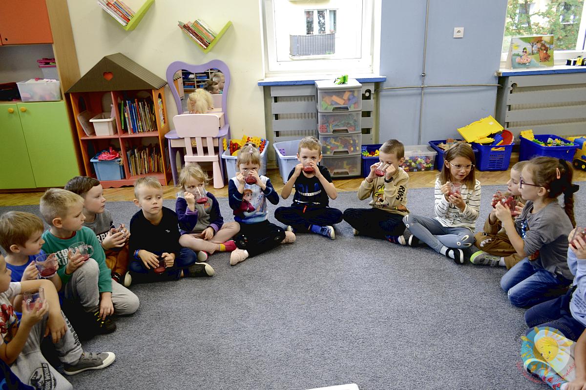 Dzieci piją wyciśnięty sok - Przedszkole Samorządowe Nr 2 Pod Słonkiem w Białymstoku