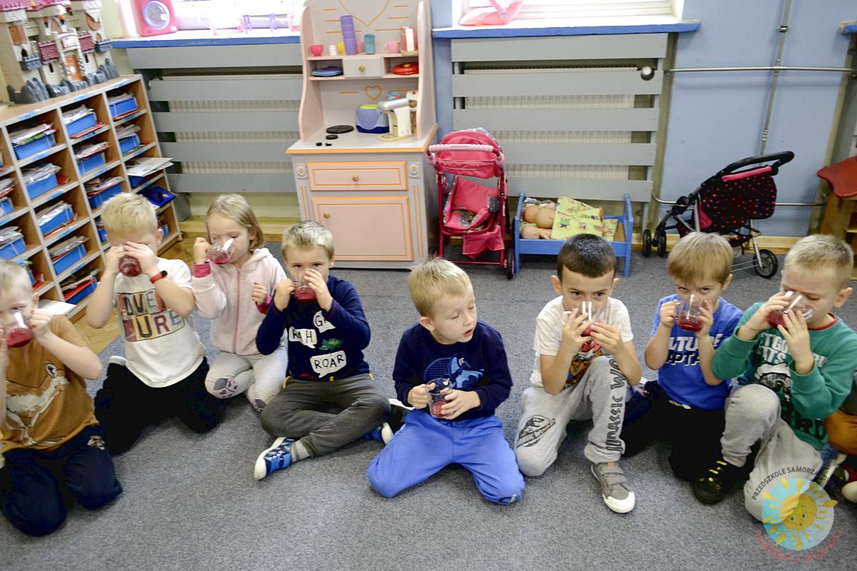 Dzieci piją wyciśnięty sok - Przedszkole Samorządowe Nr 2 Pod Słonkiem w Białymstoku