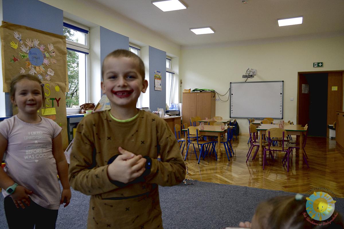 Uśmiechnięty chłopak z brudna buzią - Przedszkole Samorządowe Nr 2 Pod Słonkiem w Białymstoku